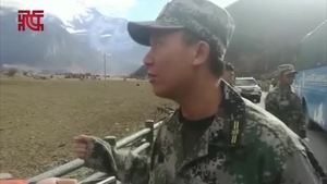 林芝地震：南迦巴瓦附近道路轻微塌方正在抢修中