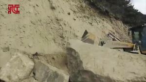 林芝地震：前方现场正在清除道路塌方
