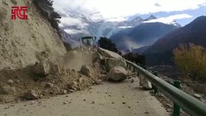 林芝地震：前方记者在南迦巴瓦山脚下报道地震后当地安全