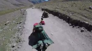 实拍西藏朝圣者 最小的只有四岁