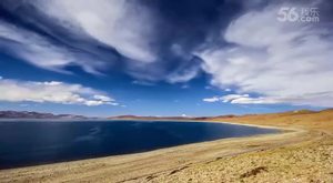 青藏高原雪山湖泊蓝天白云拉萨西藏