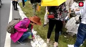 亚丁神山仙乃日脚下的这个有趣习俗让地上的小白石头特别受欢迎