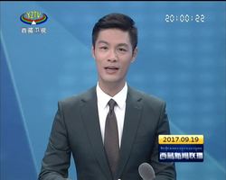 退休老人喜看城镇新变化 述说幸福生活比蜜甜