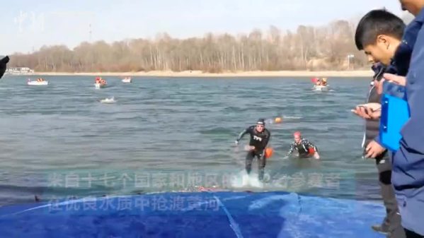 中外“泳士”抢渡黄河挑战极限 靠吸氧恢复体能