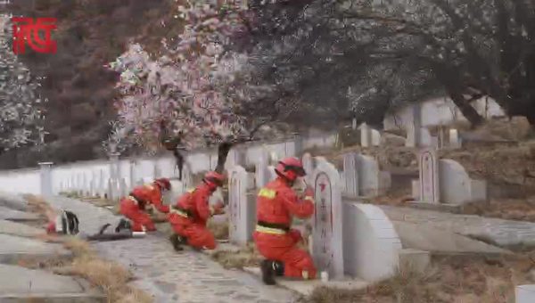 西藏林芝：清明，为烈士墓碑描红