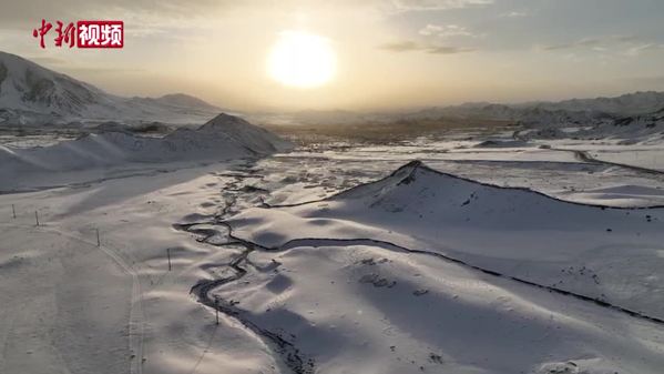 青海都兰：秋日雪景壮美辽阔