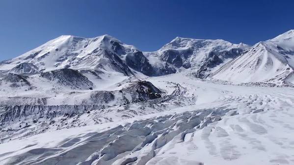 冬日阿尼玛卿雪山巍峨壮美