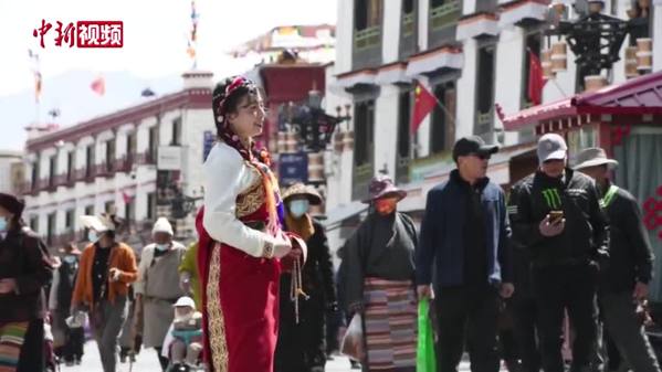 西藏：高原大地春意暖 市民游客各得其乐