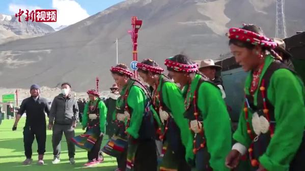 实拍珠穆朗玛峰脚下的藏族特色歌舞表演