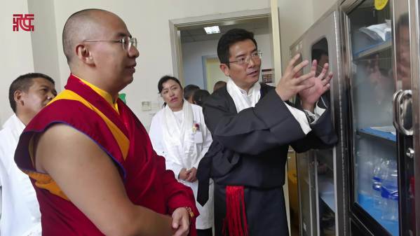班禅在西藏自治区藏医院调研