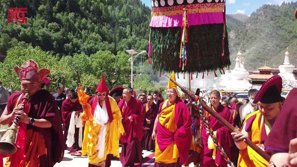 班禅在西藏昌都广泛接触宗教界人士和沿途信教群众
