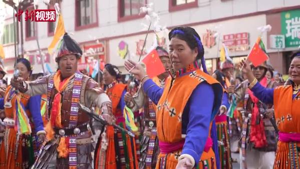 四川黑水：千人锅庄巡游 共迎冰川彩林节