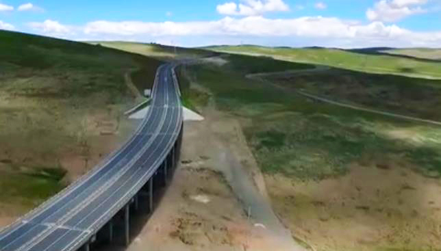 《中国经济大讲堂》一起干个大工程 高原之上建高速