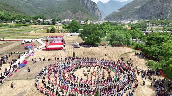 云南维西塔城：千人锅庄共舞民族团结 各族儿女同心阔步未来