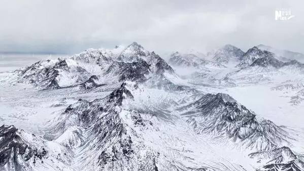 水墨晕染戈壁 青海茫崖黑独山迎降雪美如幻境