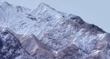 秀我中国丨雪染黑独山 戈壁成水墨