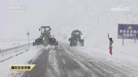 川藏线突发降雪 武警官兵快速抢通道路