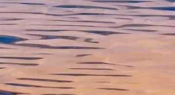 青海湖与沙丘撞个满怀