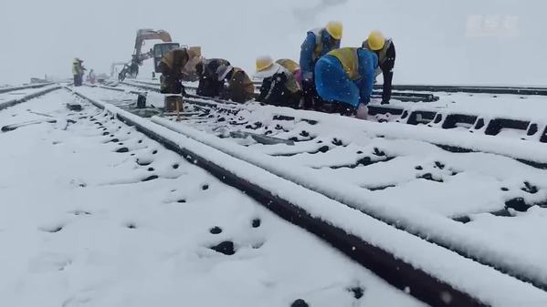 青海：三伏天里的雪中换轨施工