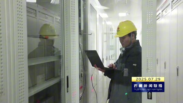 西藏自治区在建最大风电项目首台风机成功吊装