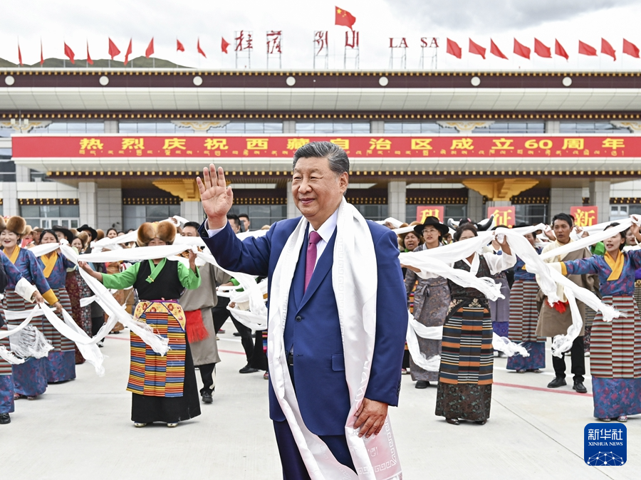 习近平率中央代表团抵达拉萨出席西藏自治区成立60周年庆祝活动