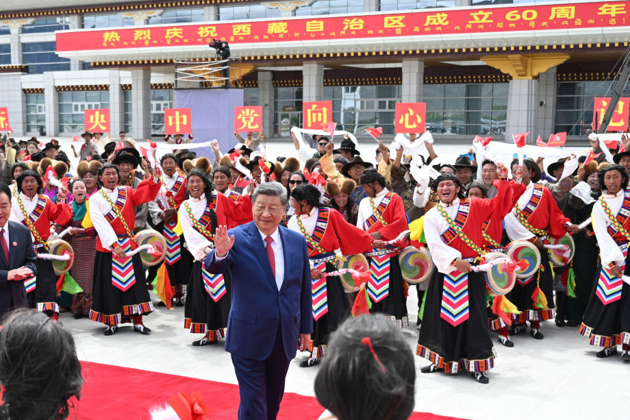 习近平在出席西藏自治区成立60周年庆祝活动后返回北京