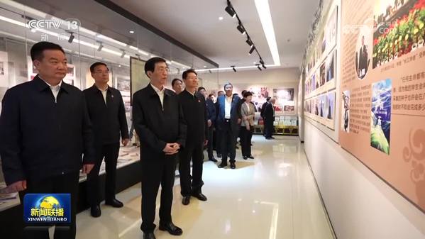中央代表团在拉萨看望慰问各族干部群众 王沪宁参加活动