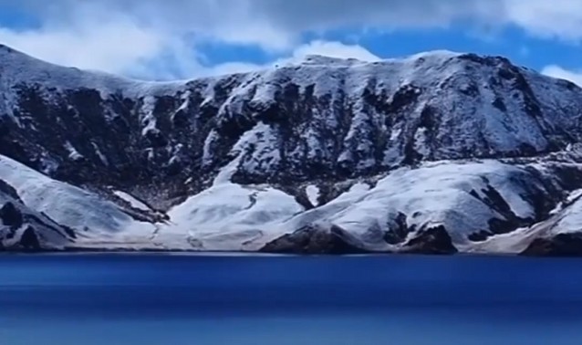 青海玛多：冬格措纳湖冬景迷人