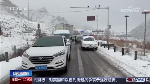 青海祁连：降雪反复道路结冰受阻 多部门持续保通