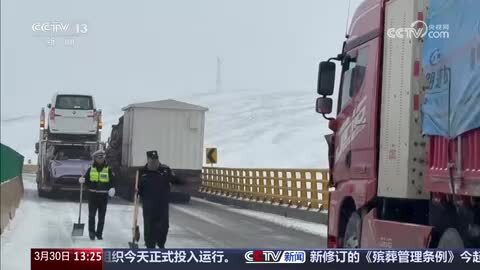 青海果洛：降雪致交通受阻 连夜开展除雪保通工作