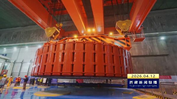 金沙江干流拉哇水电站首台机转子成功吊装