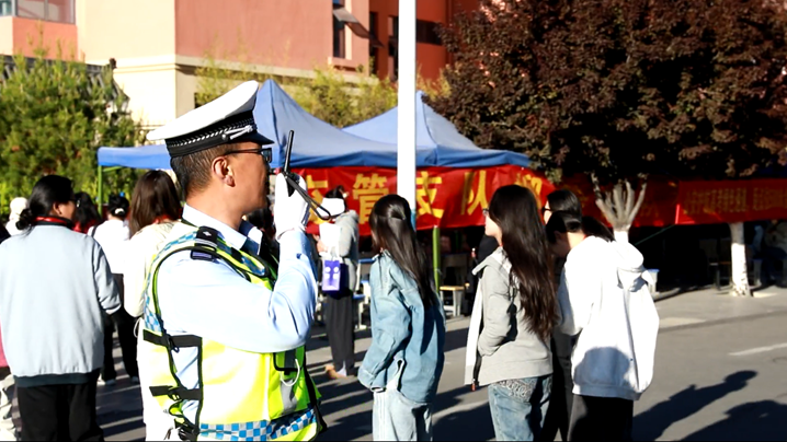 定格高考温情瞬间：以微光暖前程