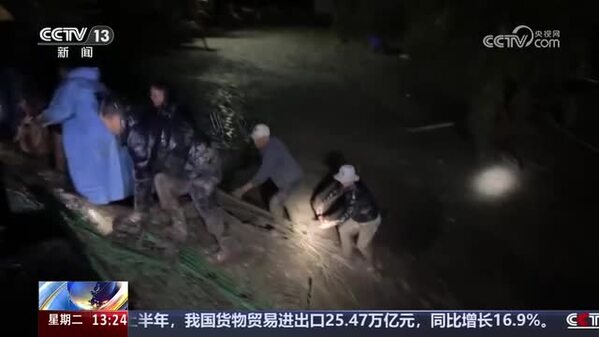 甘肃夏河：山洪导致3名村民被困 众人合力成功救援