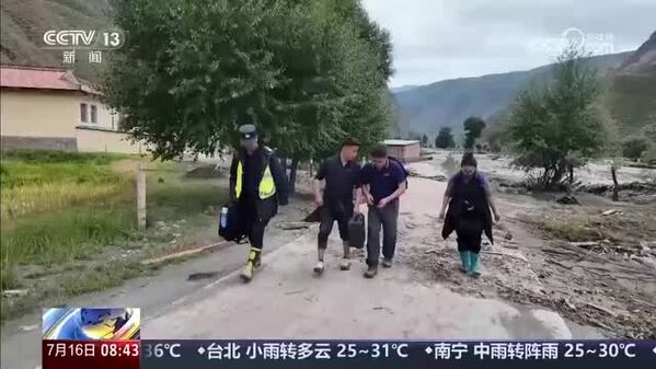 甘肃夏河：强降水引发洪涝 记者徒步探访受灾村庄