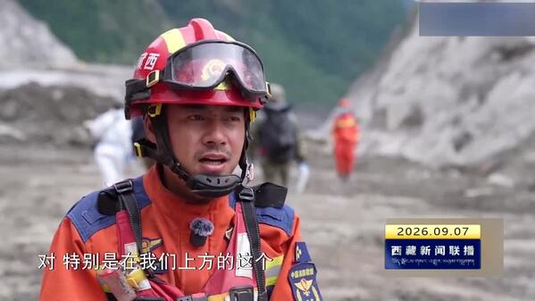 第一批陆地搜救队于泥潭之中全力搜寻