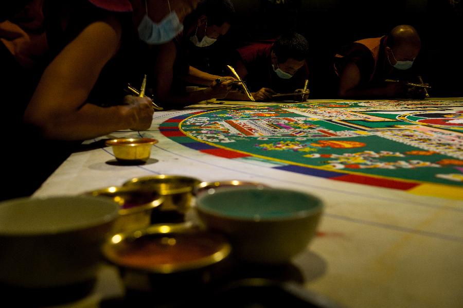 藏传佛教格鲁派寺院扎什伦布寺的僧人们历时4天绘制完成的"大威德金刚