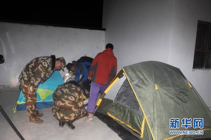 西藏阿里日松边防派出所成功救助两名被狼群围