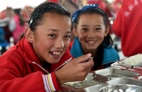 云南迪庆藏区:5万多名农村中小学生受益教育惠