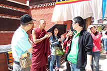 西藏扎寺伦布寺迎大批游客