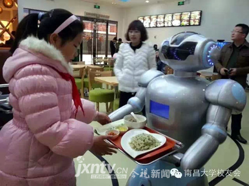 南昌大学研发的机器人服务员走进餐厅受好评
