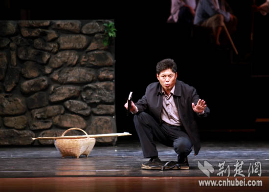 [湖北艺术节]话剧《刘伦堂》:真实村官故事感动