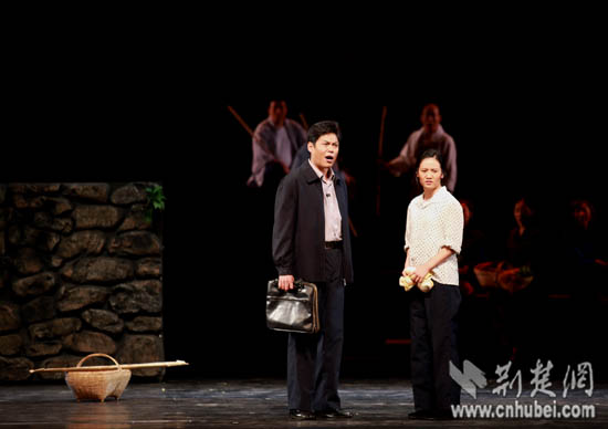 [湖北艺术节]话剧《刘伦堂》:真实村官故事感动