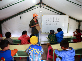 地震安置区的快乐帐篷学校（一）
