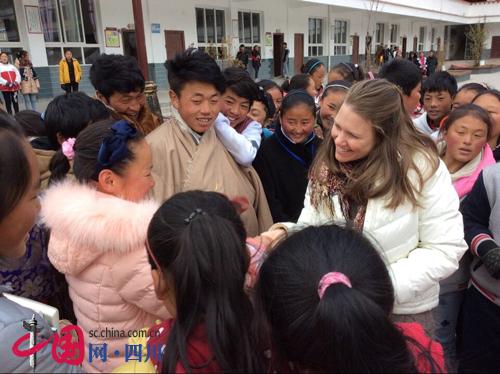 外籍志愿者教送下乡 与藏区农村孩子亲密接触