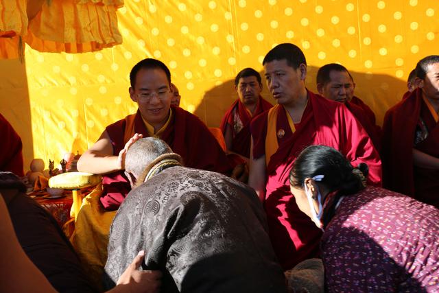 班禅坐床20周年庆典后首次举行大规模摸顶活动