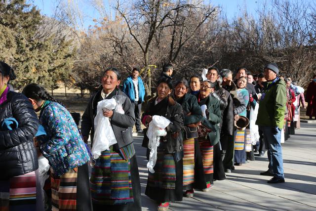 班禅坐床20周年庆典后首次举行大规模摸顶活动