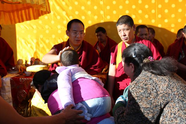 班禅坐床20周年庆典后首次举行大规模摸顶活动