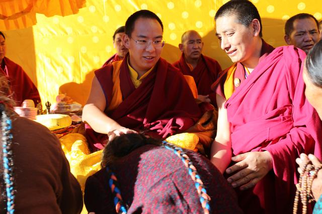 班禅坐床20周年庆典后首次举行大规模摸顶活动