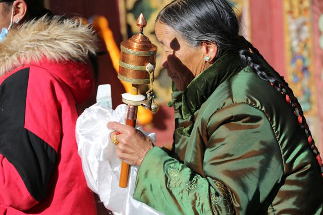 班禅坐床20周年庆典后首次举行大规模摸顶活动