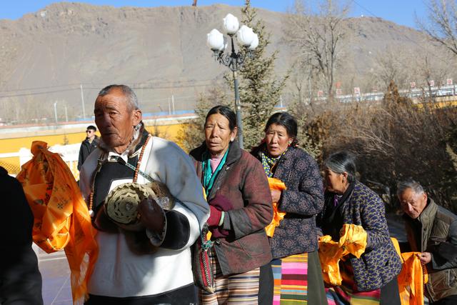 班禅坐床20周年庆典后首次举行大规模摸顶活动